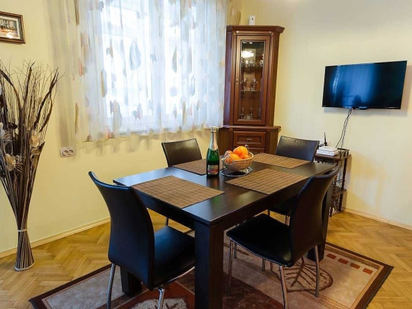 Дава се под наем Двустаен апартамент в Бургас, Център - 70 кв.м за 255 € - Снимка #1