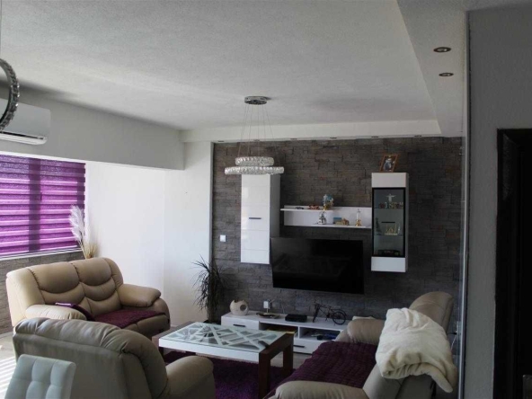 Дава се под наем Двустаен апартамент в Бургас, Лазур - 51 кв.м за 204 € - Снимка #1