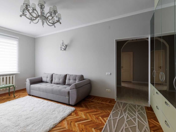 Дава се под наем Двустаен апартамент в София, Център - 89 кв.м за 450 € - Снимка #1