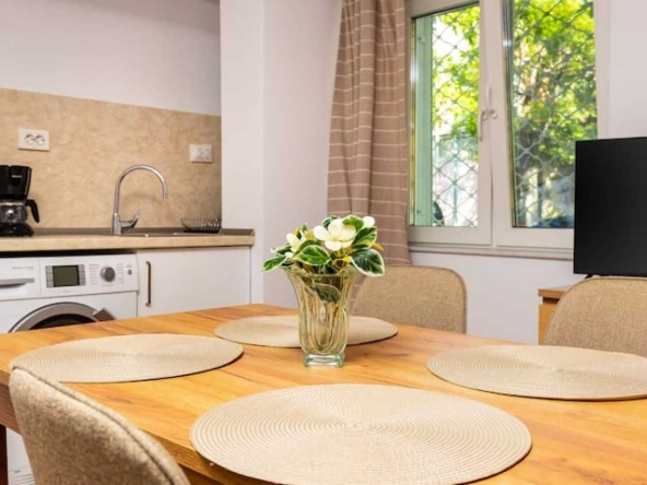Дава се под наем Едностаен апартамент в Пловдив, Център - 25 кв.м за 245 € - Снимка #1