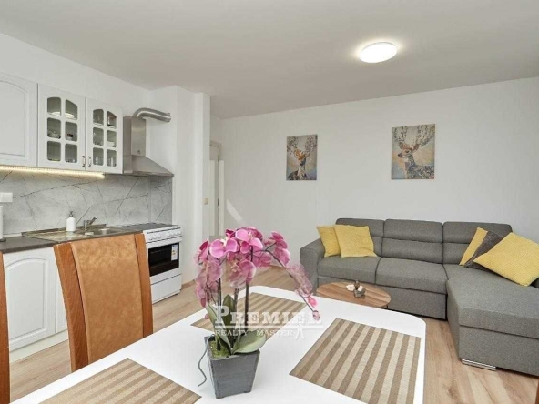 Тристаен апартамент в Бургас, Акациите - 100 кв.м за 661 €/кв.м - Снимка #1