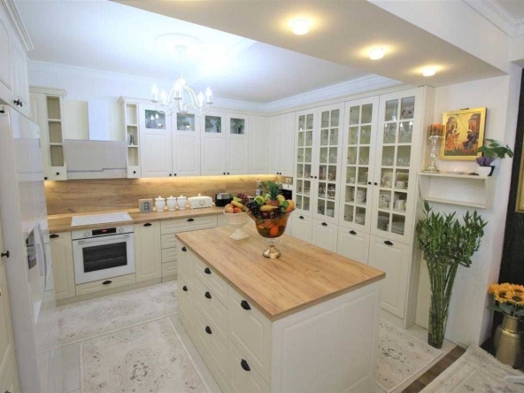 Дава се под наем Двустаен апартамент в Бургас, Център - 57 кв.м за 153 € - Снимка #1