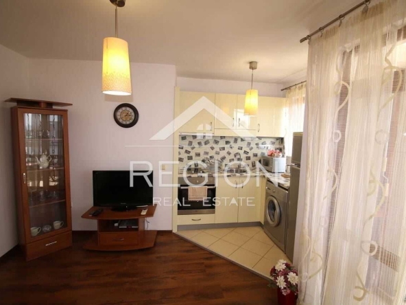 Дава се под наем Двустаен апартамент в Варна, Бизнес хотел - 60 кв.м за 433.5 € - Снимка #1