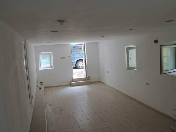 Дава се под наем Офис в Бургас, Център - 55 кв.м за 183.6 € - Снимка #1