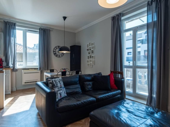 Дава се под наем Тристаен апартамент в Бургас, Център - 75 кв.м за 816 € - Снимка #1