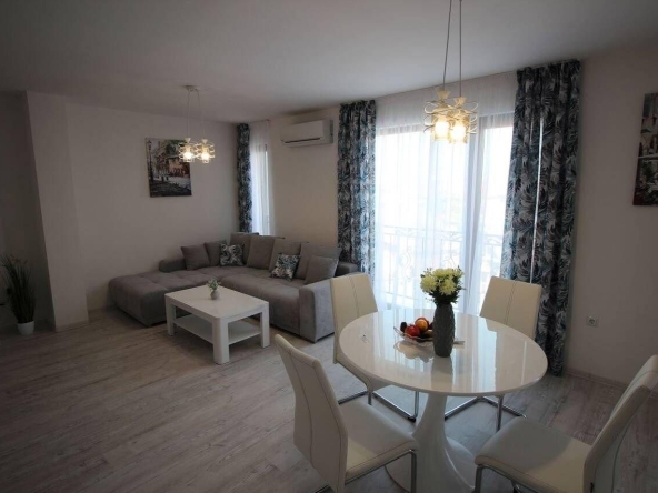 Дава се под наем Двустаен апартамент в Бургас, Център - 75 кв.м за 714 € - Снимка #1