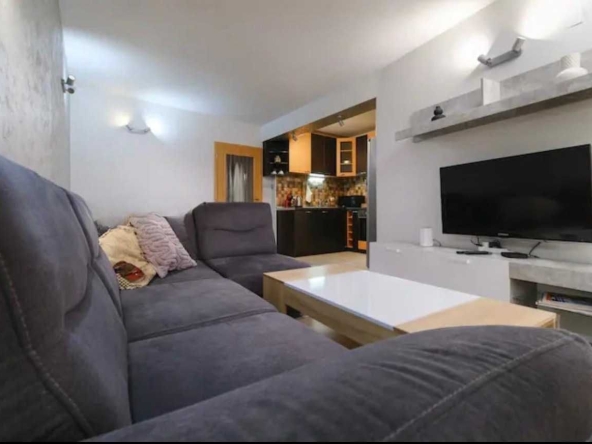 Дава се под наем Тристаен апартамент в Пловдив, Кършияка - 80 кв.м за 550 € - Снимка #1