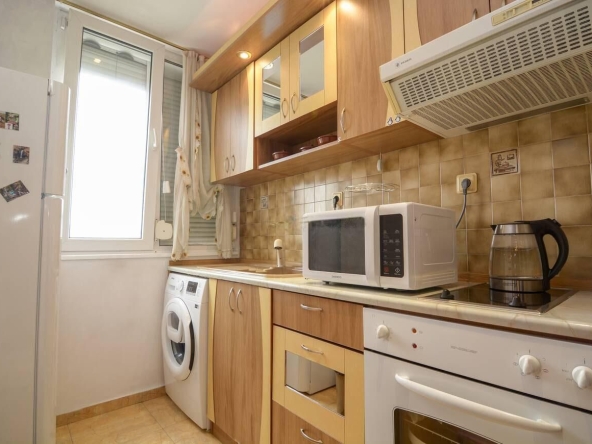 Дава се под наем Тристаен апартамент в Бургас, Лазур - 80 кв.м за 750 € - Снимка #1