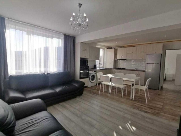 Дава се под наем Тристаен апартамент в Пловдив, Център - 100 кв.м за 450 € - Снимка #1