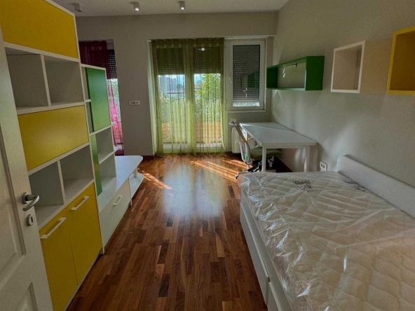 Дава се под наем Многостаен апартамент в Пловдив, Кършияка - 97 кв.м за 464.1 € - Снимка #1