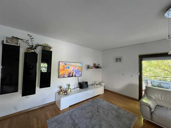 Дава се под наем Тристаен апартамент в Пловдив, Център - 88 кв.м за 453.9 € - Снимка #1
