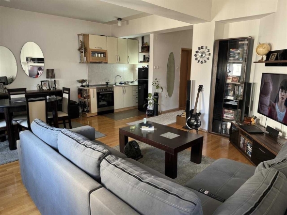 Дава се под наем Тристаен апартамент в Пловдив, Младежки Хълм - 91 кв.м за 433.5 € - Снимка #1