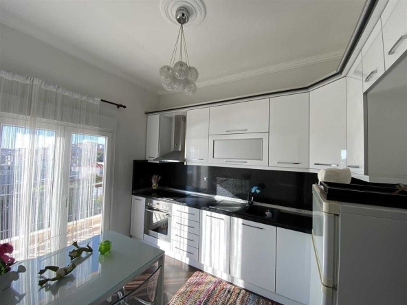 Дава се под наем Тристаен апартамент в Пловдив, Кършияка - 81 кв.м за 428.4 € - Снимка #1