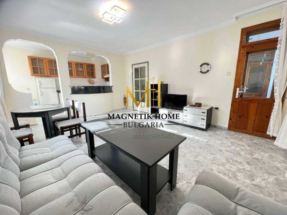 Дава се под наем Тристаен апартамент в Бургас, Лазур - 100 кв.м за 459 € - Снимка #1