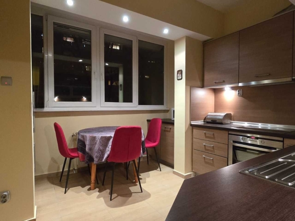 Дава се под наем Тристаен апартамент в София, Изток - 80 кв.м за 867 € - Снимка #1