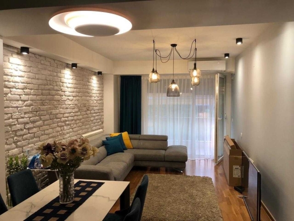 Дава се под наем Двустаен апартамент в Бургас, Център - 59 кв.м за 204 € - Снимка #1