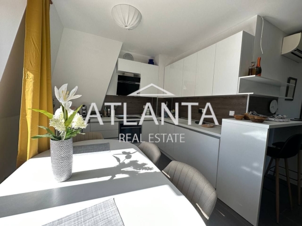 Дава се под наем Тристаен апартамент в к.к. Св.Св. Константин и Елена - 125 кв.м за 1500 € - Снимка #1