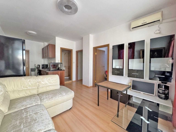 Тристаен апартамент в к.к. Слънчев бряг - 69 кв.м за 776 €/кв.м - Снимка #1