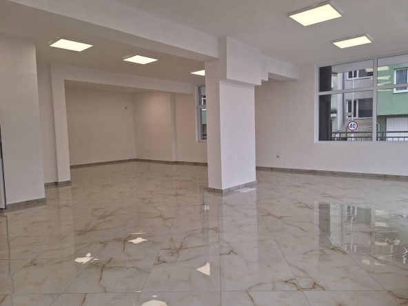 Дава се под наем Магазин в Бургас, Меден рудник - зона В - 96 кв.м за 510 € - Снимка #1