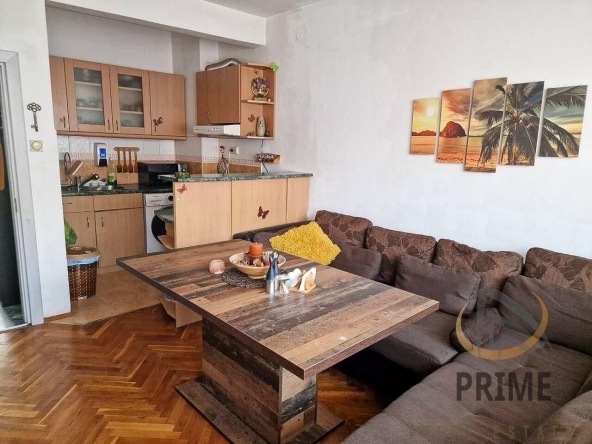 Дава се под наем Тристаен апартамент в Бургас, Център - 74 кв.м за 612 € - Снимка #1