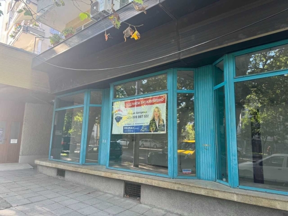 Дава се под наем Магазин в Шумен, Томбул джамия - 139 кв.м за 960 € - Снимка #1