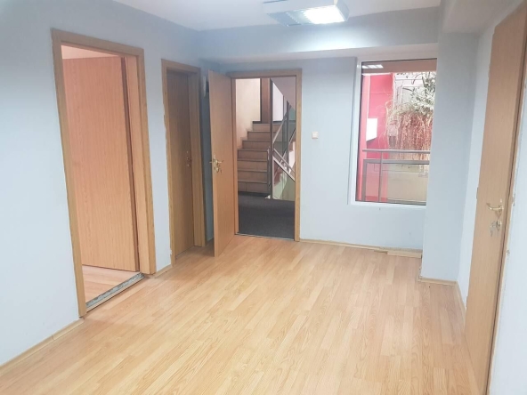 Дава се под наем Офис в Бургас, Център - 24 кв.м за 127.5 € - Снимка #1