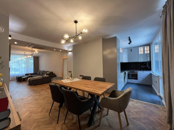 Дава се под наем Тристаен апартамент в Бургас, Център - 92 кв.м за 969 € - Снимка #1