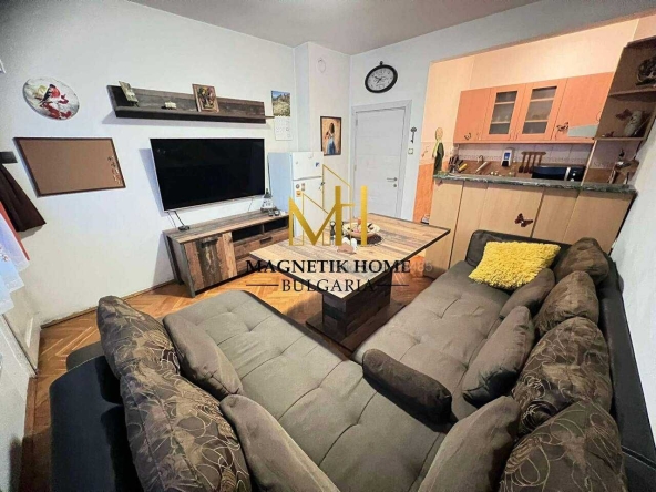 Дава се под наем Тристаен апартамент в Бургас, Център - 80 кв.м за 663 € - Снимка #1