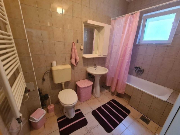 Дава се под наем Тристаен апартамент в Бургас, Център - 80 кв.м за 280.5 € - Снимка #1