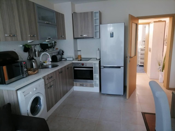 Дава се под наем Двустаен апартамент в Бургас, Славейков - 88 кв.м за 561 € - Снимка #1