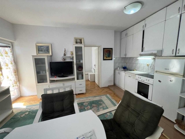 Дава се под наем Двустаен апартамент в Бургас, Възраждане - 63 кв.м за 204 € - Снимка #1