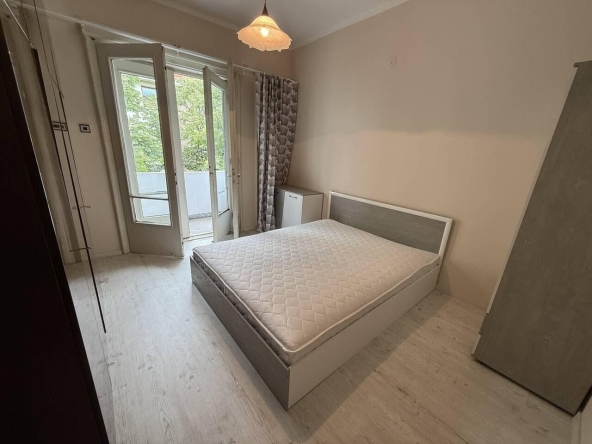 Дава се под наем Тристаен апартамент в Бургас, Център - 91 кв.м за 535.5 € - Снимка #1