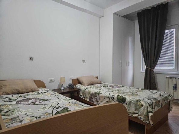 Дава се под наем Тристаен апартамент в Бургас, Изгрев - 70 кв.м за 255 € - Снимка #1