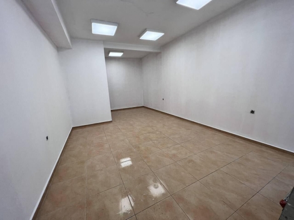 Дава се под наем Магазин в Бургас, Възраждане - 43 кв.м за 306 € - Снимка #1