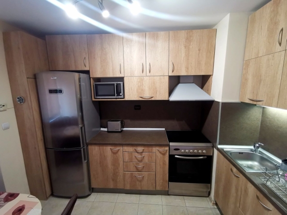 Дава се под наем Тристаен апартамент в Плевен, 9-ти квартал - 65 кв.м за 357 € - Снимка #1