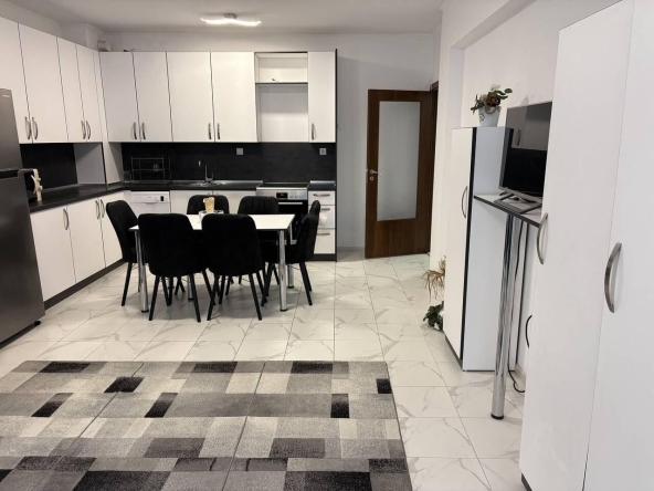 Дава се под наем Тристаен апартамент в Бургас, Център - 120 кв.м за 765 € - Снимка #1