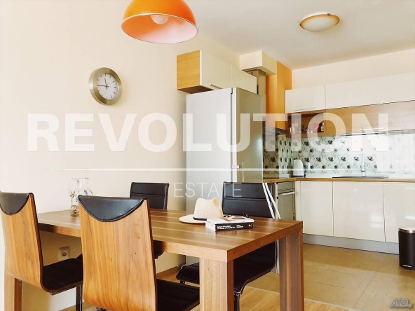 Дава се под наем Тристаен апартамент в Варна, Гръцка махала - 90 кв.м за 1100 € - Снимка #1