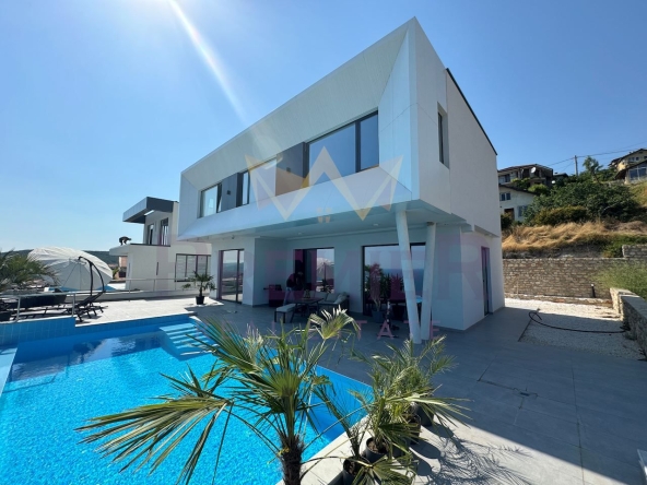 Къща в Балчик - 330 кв.м за 1697 €/кв.м - Снимка #1