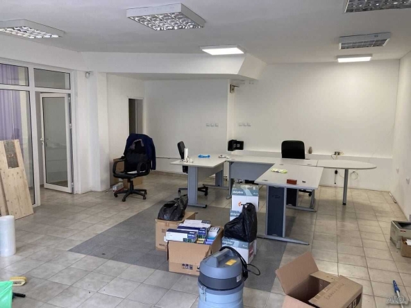 Дава се под наем Офис в Пловдив, Кючук Париж - 110 кв.м за 561 € - Снимка #1