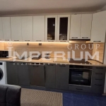 Дава се под наем Тристаен апартамент в Варна, Базар Левски - 120 кв.м за 816 € - Снимка #1