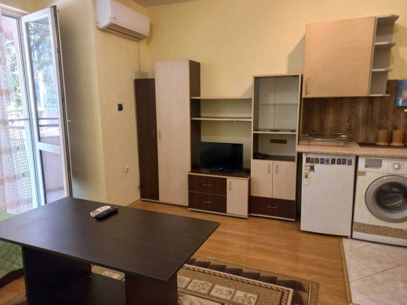 Дава се под наем Едностаен апартамент в Бургас, Център - 40 кв.м за 270.3 € - Снимка #1