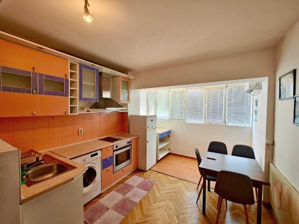 Дава се под наем Двустаен апартамент в Русе, Център - 70 кв.м за 300 € - Снимка #1