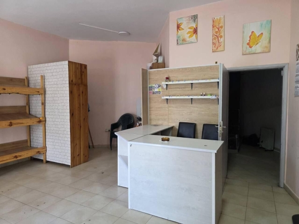 Дава се под наем Магазин в Бургас, Меден рудник - зона В - 49 кв.м за 204 € - Снимка #1
