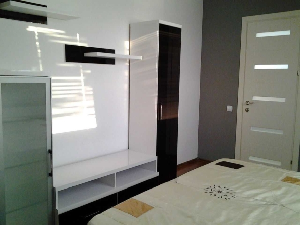 Дава се под наем Двустаен апартамент в София, Център - 75 кв.м за 375 € - Снимка #1