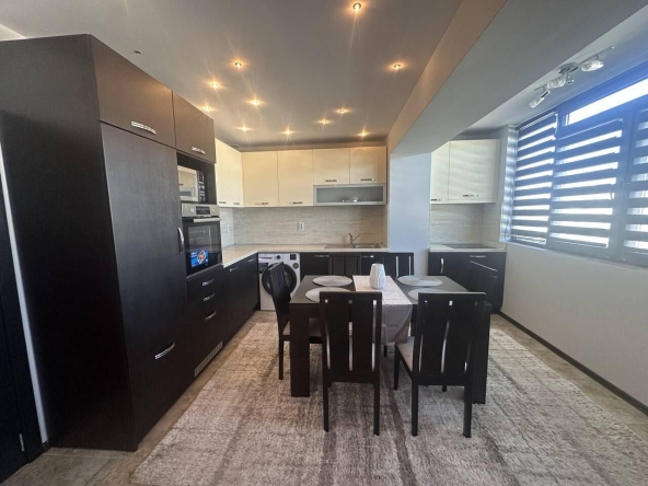 Дава се под наем Двустаен апартамент в Бургас, Славейков - 70 кв.м за 561 € - Снимка #1