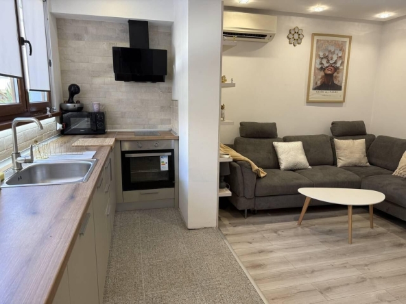 Дава се под наем Двустаен апартамент в Бургас, Лазур - 55 кв.м за 612 € - Снимка #1