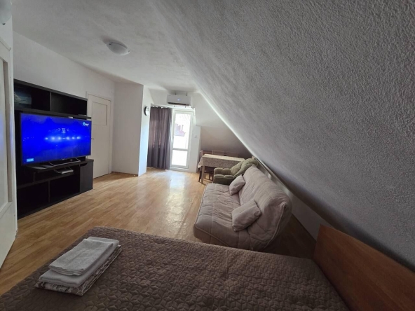 Дава се под наем Двустаен апартамент в Бургас, Лазур - 63 кв.м за 561 € - Снимка #1