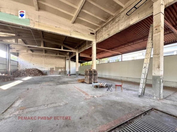 Промишлена сграда в Русе, Здравец Изток - 940 кв.м за 350 €/кв.м - Снимка #1