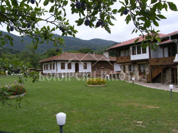 Хотел в Елена - 1285 кв.м за 779 €/кв.м - Снимка #1