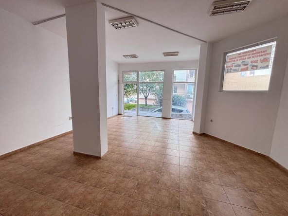 Дава се под наем Магазин в Бургас, Меден рудник - зона А - 55 кв.м за 255 € - Снимка #1
